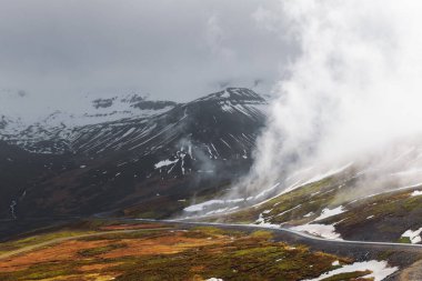 İzlanda 'nın kırsal kesimindeki dağın tepesindeki bulut manzarası.