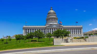 Utah Eyalet Meclis Binası Salt Lake City 'de mavi gökyüzü.