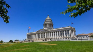 Utah Eyalet Meclis Binası Salt Lake City 'de mavi gökyüzü.
