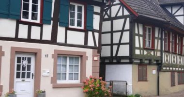 Schiltach, Almanya - 20 Ekim 2023 Kara Orman 'da yarım keresteli evleri ile ünlü bir ortaçağ kasabasıdır..