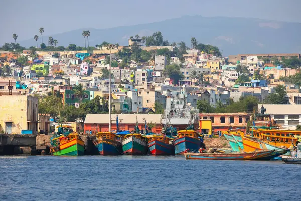 Hindistan 'ın Visakhapatnam kentindeki balıkçılık limanı 1976' da kuruldu ve 24 hektar araziye yayıldı. .