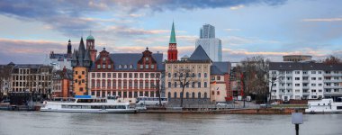 Frankfurt (Main), Almanya 'daki tarihi binaların panoramik manzarası.