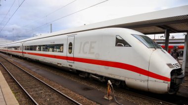 NUREMBERG, ALMANY - MAR 16, 2018: ICE 3 Yüksek hızlı tren veya Nuremberg kavşağında Şehirler Arası Ekspres 3. Ice 3, Deutsche Bahn tarafından işletilen yüksek hızlı EMU trenlerinden oluşan bir ailedir..