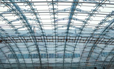 FRANKFURT AM MAIN, GERMANY - 15 MAR 2018: Frankfurt Uluslararası Havaalanı Modern mimari, iç cam tavan.