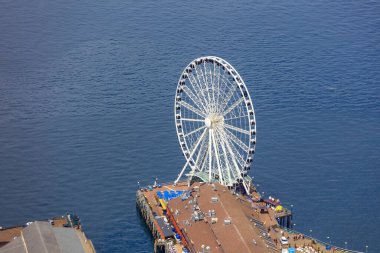 SEATTLE, WASHINGTON - 28 HAZİRAN 2019: Seattle Dönme dolabının deniz kıyısı boyunca havadan görünüşü.