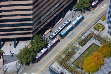SEATTLE, WASHINGTON - 28 HAZİRAN 2019: Seattle şehir merkezindeki otobüs durağının hava manzarası.