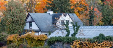 Sonbahar zamanı Michigan 'daki tarihi Cranbrook evi ve bahçelerinin panoramik manzarası.