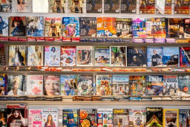 Minneapolis, ABD - 14 Ekim 2024: Birçok dergi, roman ve kitap Minneapolis Saint Paul Uluslararası Havalimanı 'nda satışa sunuldu.