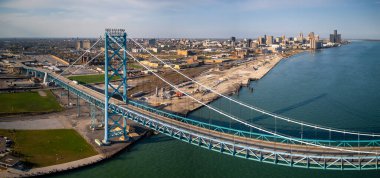 Büyükelçi Köprüsü, Kuzey Amerika 'nın Michigan ve Ontario sınırlarındaki en büyük uluslararası asma köprüsü olmaya devam ediyor..