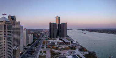 Detroit, MI USA - 15 Nisan 2023: ABD 'nin en büyük otomobil üreticisi Detroit şehir merkezindeki General Motors Genel Merkezi binasının havadan görünüşü.