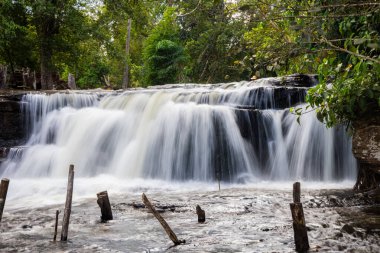 Kamboçya 'nın iç ormanlarına Kulen suyu dökülüyor. Uzun pozlama.