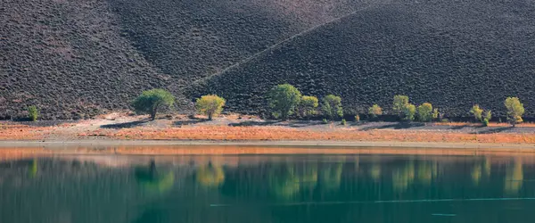 Sierra Nevada dağlarındaki Topaz Gölü manzarasının mükemmel yansıması, Kaliforniya. Panoramik manzara.