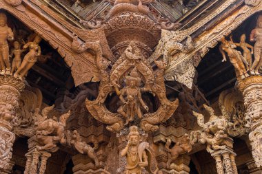 Pattaya, Tayland - 20 Aralık 2023: Pattaya, Tayland 'daki Hakikat Tapınağı' nın karmaşık dış ahşap mimarisi.