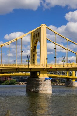 Pittsburgh, Pennsylvania 'da mavi gökyüzüne karşı Andy Warhol Köprüsü' nün yapısal görüntüsü.