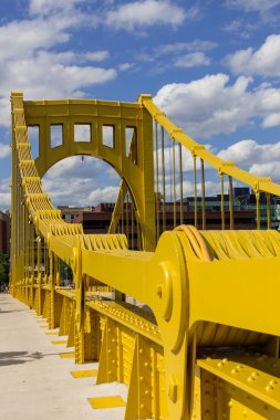 Pittsburgh, Pennsylvania 'da mavi gökyüzüne karşı Roberto Clemente Köprüsü' nün yapısal görüntüsü.