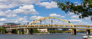 Pittsburgh, Pennsylvania 'daki Alleghany nehri üzerindeki sarı köprülerin panoramik manzarası.