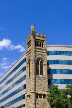 Pittsburg, Pennsylvania 'daki Oakland Eyaleti tarihi binası mavi gökyüzüne karşı.