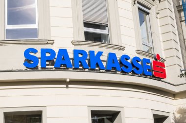 Innsbruck, Avusturya - 18 Ekim 2023: Avusturya 'nın Innsbruck kentindeki bir finans şirketi binasının önündeki Alman tasarruf bankasının Sparkasse logosu.