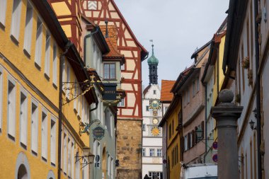 Rothenburg, Almanya - 23 Ekim 2023 Rothenurg eski kasabasının kaldırım taşı şeritleri boyunca uzanan yarı keresteli evleriyle tanınan bir Alman ortaçağ şehridir..