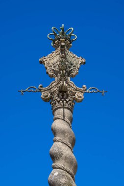 Lizbon, Portekiz 'de mavi gökyüzüne karşı kilise kulesinde süslü haç..
