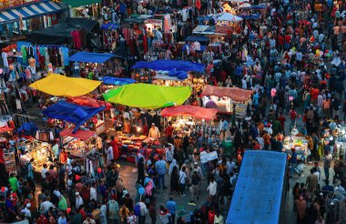 HYDERABAD, INDIA - 23 Aralık 2022: Hindistan 'ın Hyderabad kentindeki Charminar' daki ünlü eski şehir pazarı.