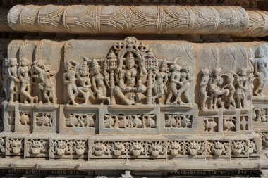Ranakpur, Rajasthan, Hindistan 'daki tarihi Jain tapınağının karmaşık mimarisi. 1496 'da inşa edilmiş..