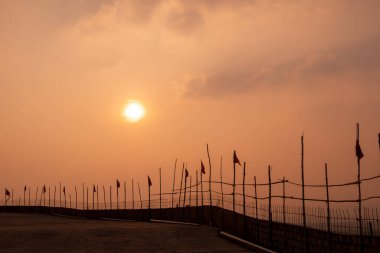 Hindistan, Vijayawada 'da günbatımında orangutan gökyüzünün manzarası.
