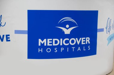 Hyderabad, INDIA - 09 Aralık 2023: Medicover Hospital, Avrupa ve Hindistan 'da çok uluslu bir hastane zinciri. Hyderabad şehrinde çekilmiş..