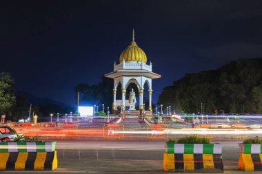 Mysore, Hindistan - Kasım 04, 2022: Hindistan 'ın Mysore şehrinde gece vakti aydınlatılan Chamarajendra Wadiyar heykeli, 1868 ve 1894 yılları arasında Mysore' ın 23..