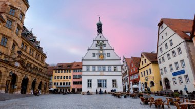 Rothenburg, Almanya - 23 Ekim 2023 Rothenurg eski kasabasının kaldırım taşı şeritleri boyunca uzanan yarı keresteli evleriyle tanınan bir Alman ortaçağ şehridir..