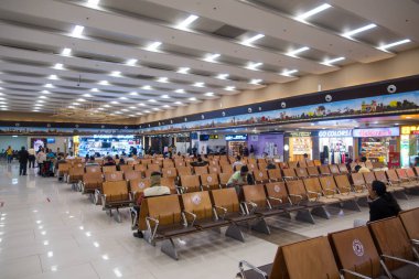 Vijayawada, Andhra Pradesh, Hindistan - 29 Aralık 2023: Terminal 12,999 metrekareye yayılıyor ve bir seferde 500 yolcuya ulaşabiliyor ve 18 adet kayıt gişesi bulunuyor.