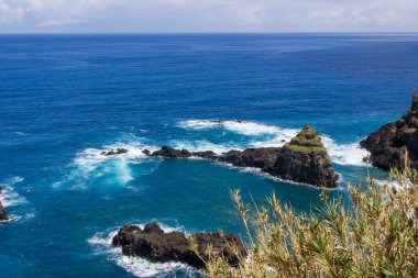 Okyanus dalgalarının Avrupa 'daki Madeira Adası' nda okyanus kıyısına vurduğu uzun kayaların hava manzarası..