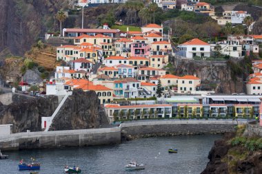 Portekiz 'in Madeira Adası' ndaki Camara de Lobos Limanı manzarası.