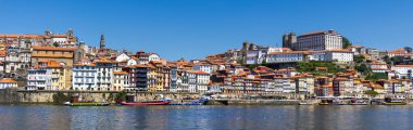 Porto, Portekiz - 22 Nisan 2024: Güneşli bir günde mavi gökyüzü ile birlikte Portekiz 'in Porto kentindeki UNESCO dünya mirası sahasının Süper Panoramik görünümü.