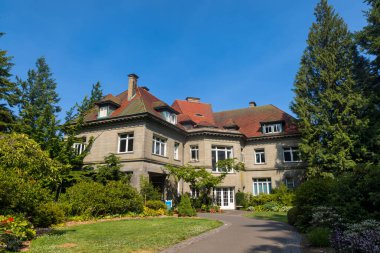 Pittock Malikanesi 'nin dış görünüşü, Fransız Rönesans tarzı tarihi şato Portland, Oregon, ABD' de halka açıldı..