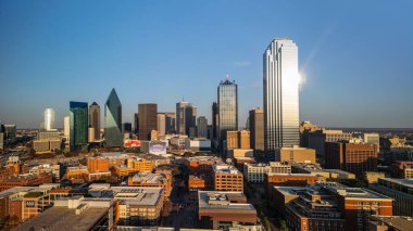 Dallas, Teksas - 22 Aralık 2024: Dallas şehir merkezinin hava görüntüsü ATT, South West Airlines ve Texas Instruments gibi Fortune 500 şirketlerini dörde böldü.