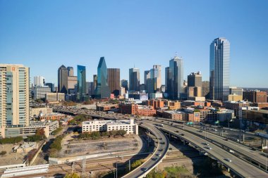 Dallas, Teksas - 22 Aralık 2024: Dallas şehir merkezinin hava görüntüsü ATT, South West Airlines ve Texas Instruments gibi Fortune 500 şirketlerini dörde böldü.
