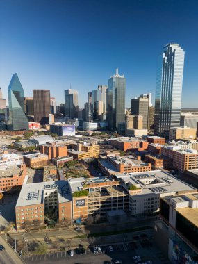 Dallas, Teksas - 22 Aralık 2024: Dallas şehir merkezinin hava görüntüsü ATT, South West Airlines ve Texas Instruments gibi Fortune 500 şirketlerini dörde böldü.