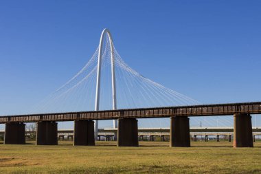 Güneşli kış gününde Dallas, Teksas 'taki Trinity nehri üzerindeki modern Margaret Hunt Tepesi Köprüsü.