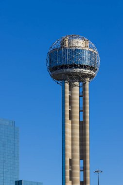 Dallas, Teksas 'ta mavi gökyüzüne karşı gözlem güvertesi olan Buluşma Kulesi' nin yakın görüntüsü.