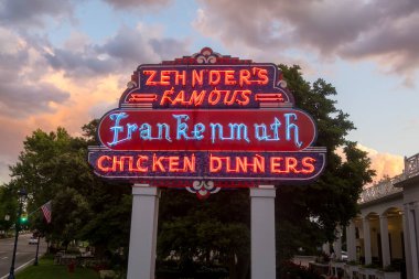 Frankenmuth, Michigan, ABD - 29 Temmuz 2023 - Zehnders 1928 yılında Frankenmuth, Michigan 'da kurulan ünlü bir Alman restoranıdır..