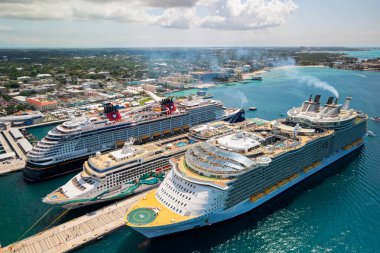 NASSAU, BAHAMAS - 26 Mayıs 2024: Dört farklı lüks yolcu gemisi Bahamalar 'daki Nassau Limanı' na demirledi..