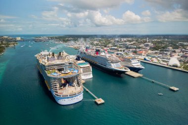 NASSAU, BAHAMAS - 26 Mayıs 2024: Dört farklı lüks yolcu gemisi Bahamalar 'daki Nassau Limanı' na demirledi..