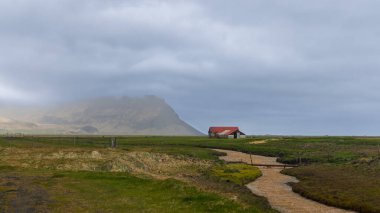Baharda İzlanda 'da terk edilmiş çiftlik evinin panoramik manzarası .
