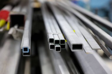 Yapının hammaddesi için kodlanmış metal tüplerin yakın çekim görüntüleri.