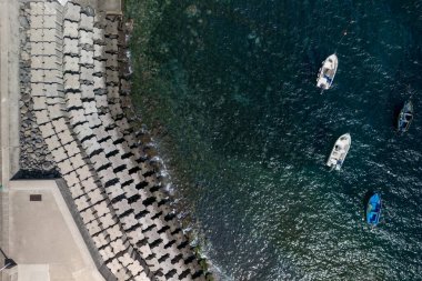 Portekiz 'de beton blokların, deniz bariyerlerinin ve teknelerin yukarıdan görünüşü.