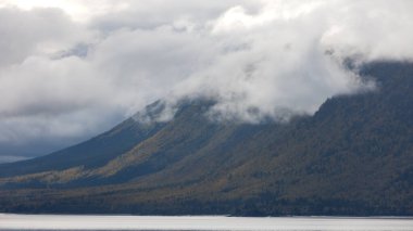 Alaska kırsalında sonbahar zamanı alçak seviyeli bulutlarla manzaralı panoramik manzara.