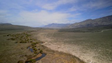 Piskopos California yakınlarındaki Doğu Sierra Dağları 'nın ilkbahar manzarası