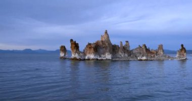 Mono Gölü, Kaliforniya, ABD 'deki eşsiz jeolojik Tufa oluşumlarının manzarası.
