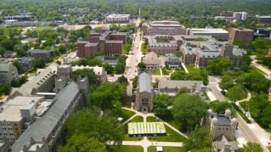 ANN ARBOR, MI - 11 Temmuz 2022: Annarbor 'daki Michigan Üniversitesi kampüsünün havadan görünüşü sürekli olarak dünyanın en yüksek puanlı devlet üniversiteleri arasında yer almaktadır..